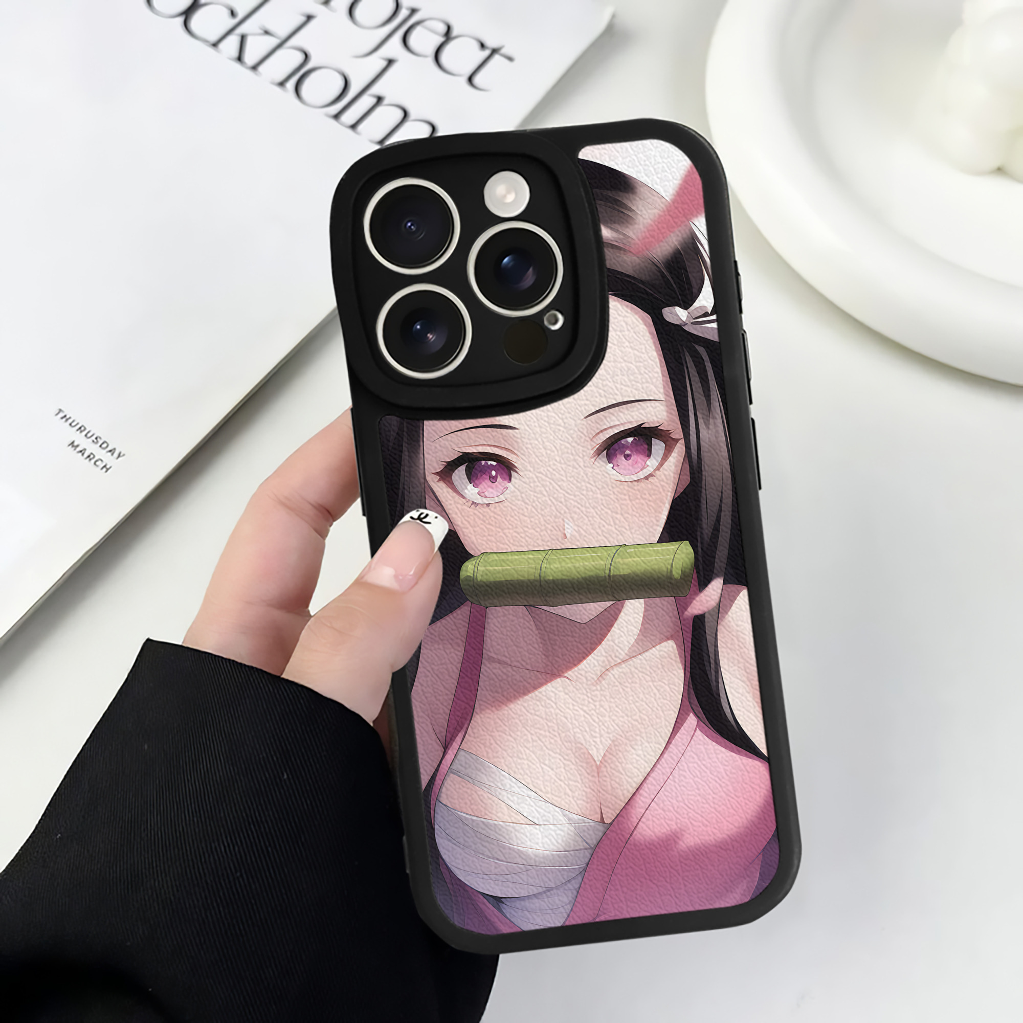 （画像用） 鬼滅の刃（きめつのやいば）竈門 禰󠄀豆子／かまど ねずこ Kamado Nezuko 【iPhone 16シリーズ対応】シリコンスマホケース（レザー調） 材質：シリコン